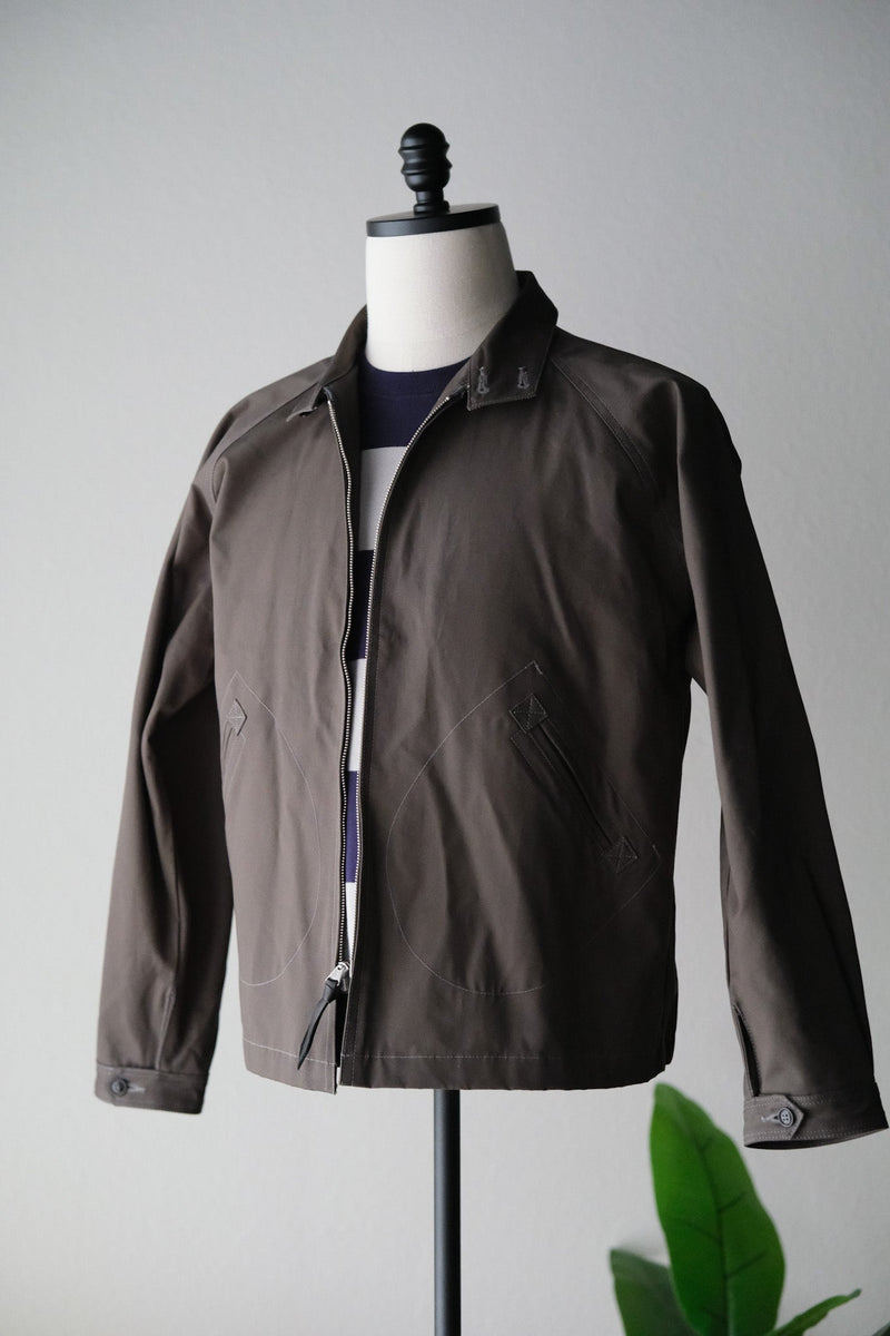 ATLAST&CO DRIZZLER JACKET 40 サンドベージュ At Last & Co. Drizzler Jacket – A Timeless Spring Essential – BROGUE
