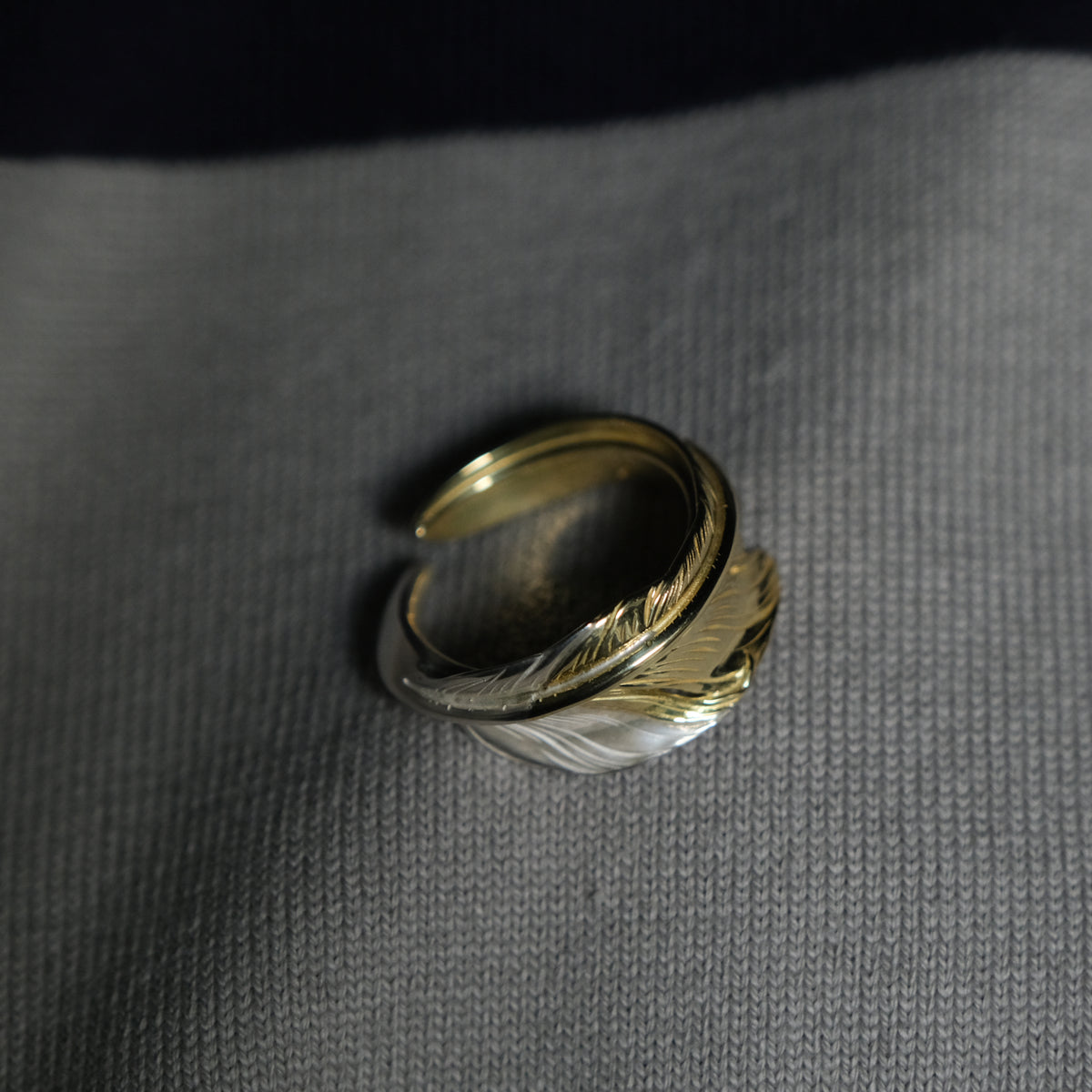 Larry Smith Kazekiri Feather Ring 18k Gold Accent – BROGUE