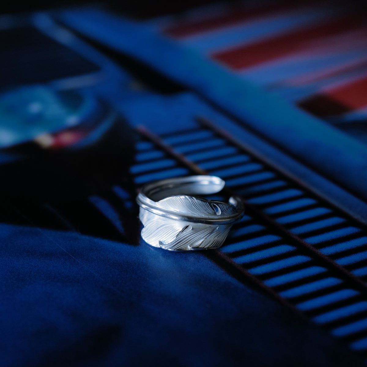 アクセサリー Larry Smith KAZEKIRI FEATHER RING Larry Smith Kazekiri Feather Ring – BROGUE