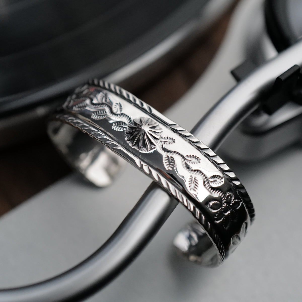 Larry Smith Shell Flower Bracelet – BROGUE