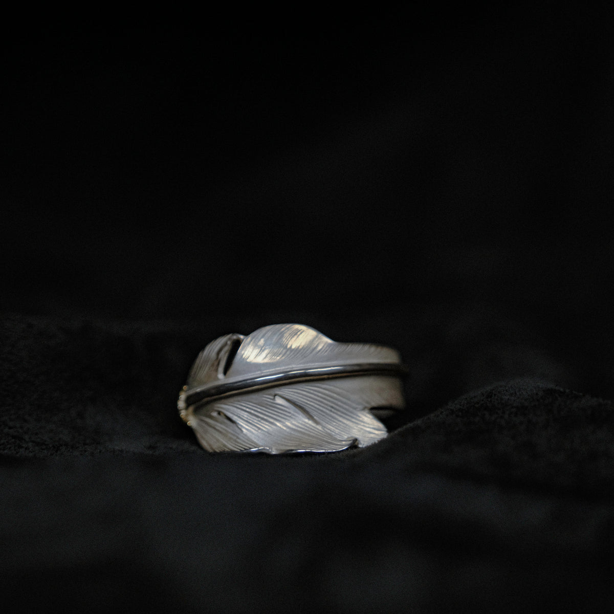Larry Smith 18K Gold Kazekiri Feather Pinkie Ring