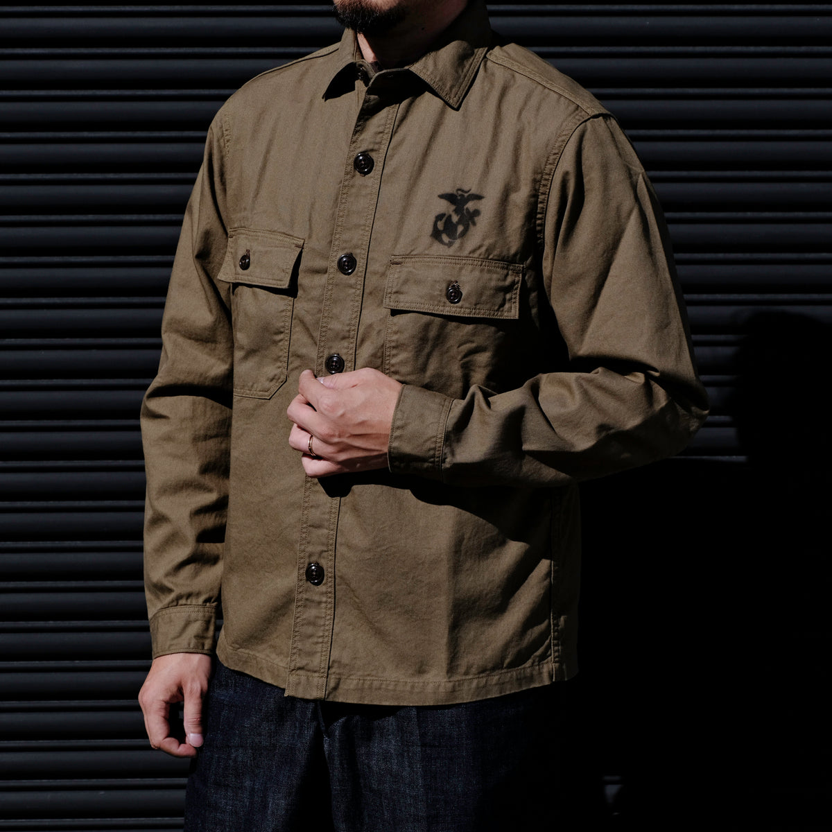 フリーホイーラーズ MILITARY UTILITY SHIRT DEVIL DOG CUSTOM MODEL 1940s  CIVILIAN STYLE CLOTHING OLIVE FREEWHEELERS ：SPEEDWAY 人気TOP メンズファッション 