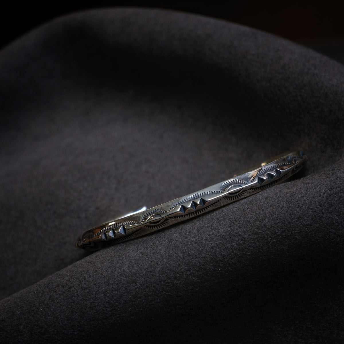 アクセサリー LARRY SMITH THIN TRIANGLE BRACELET Larry Smith Thin Triangle Bracelet 3 Point - Panchoandlefty