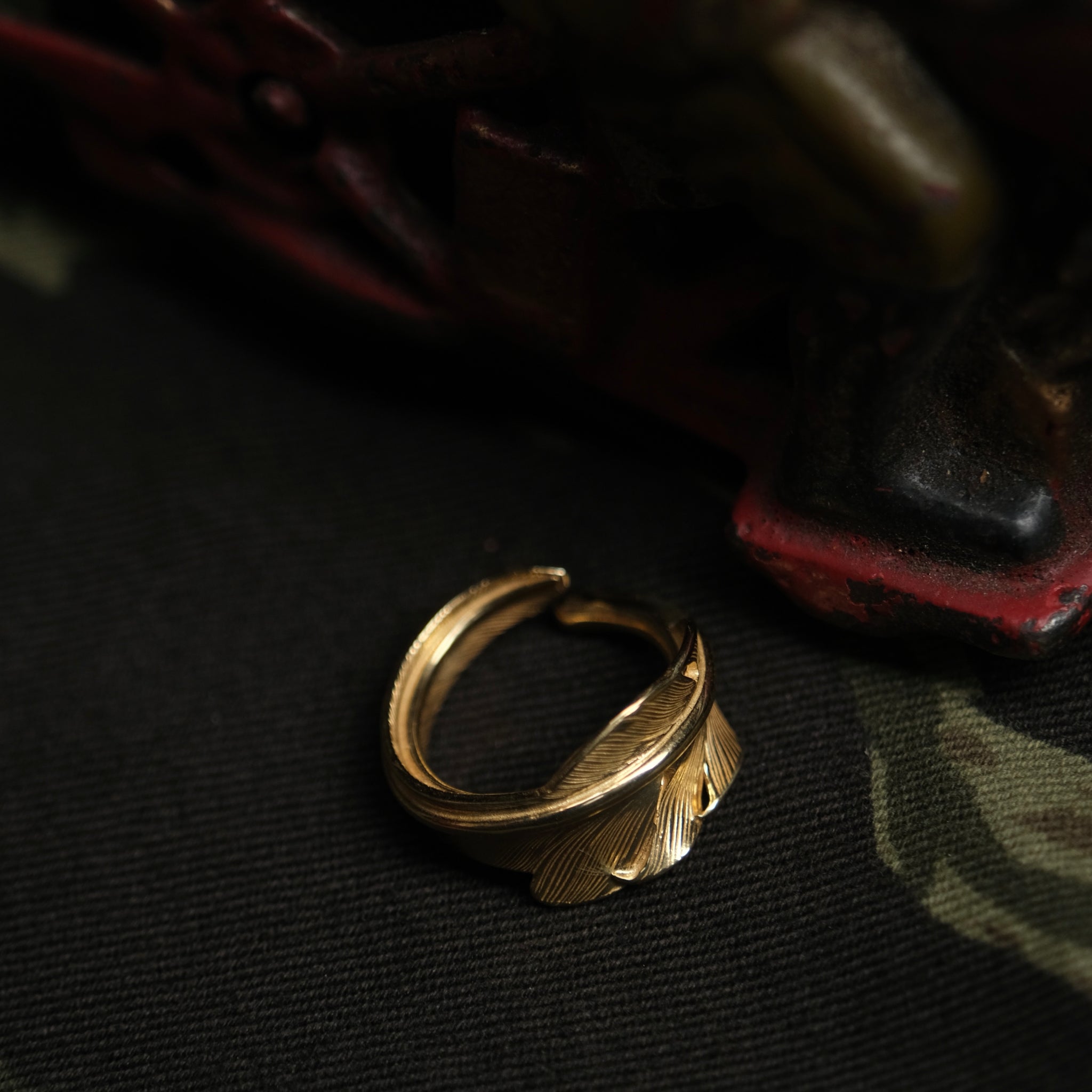Larry Smith 18k Gold Kazekiri Feather Pinky Ring – BROGUE