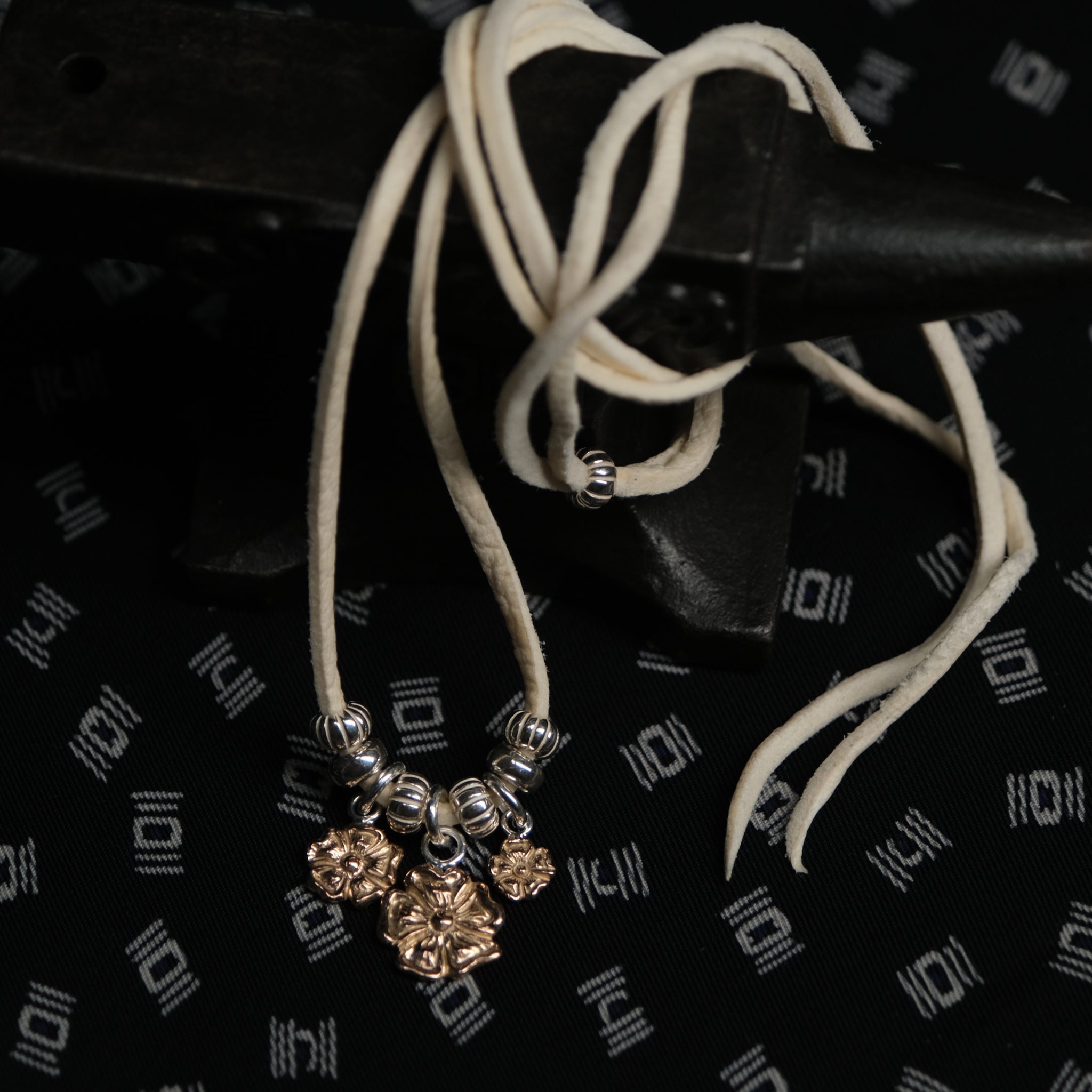 ネックレス LARRY SMITH KARAKUSA ROSE Larry Smith Rose Gold Karakusa Roses Necklace – BROGUE