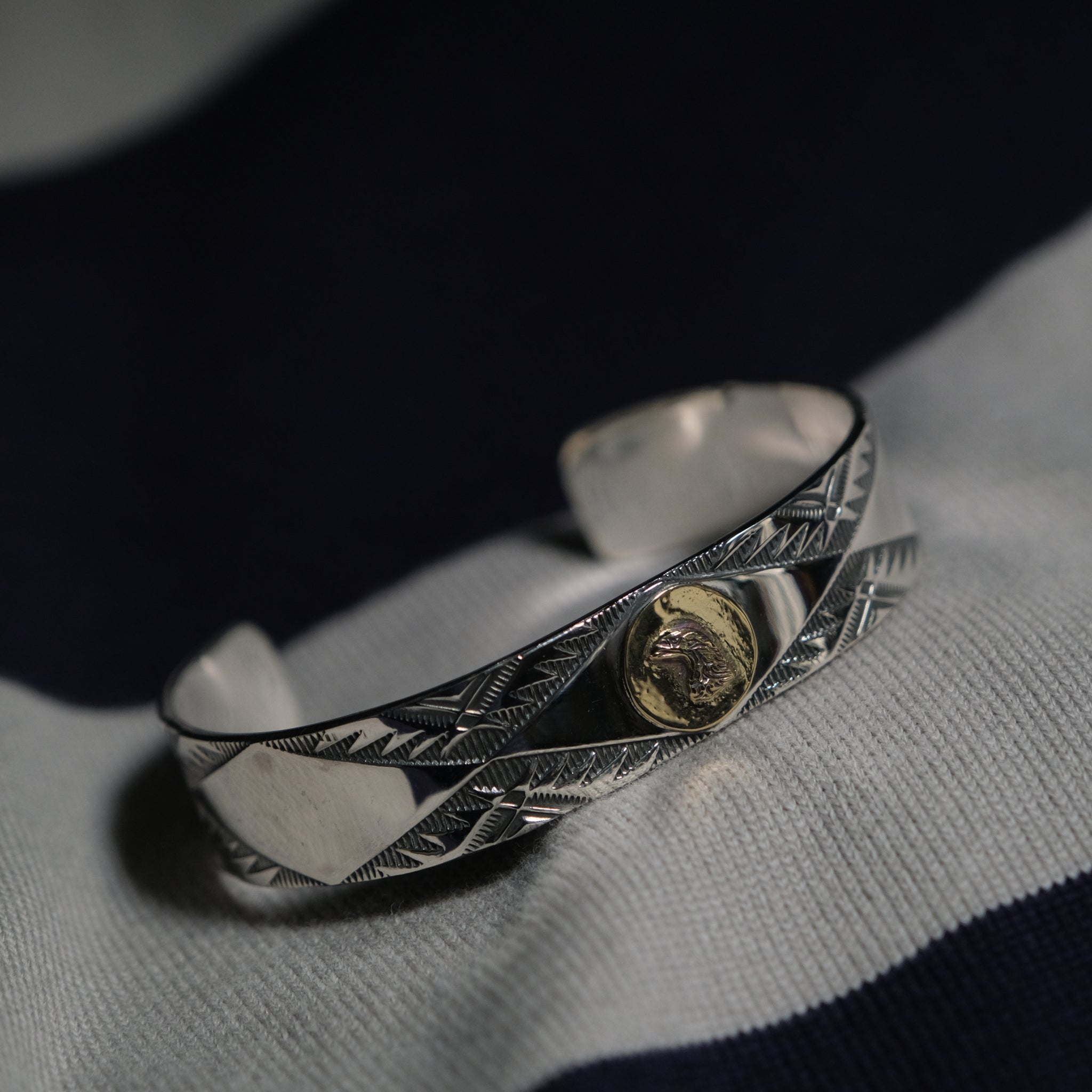 アクセサリー LARRY SMITH 18K EAGLE FACE BANGLE Larry Smith Eagle Head Stamped Bracelet – BROGUE