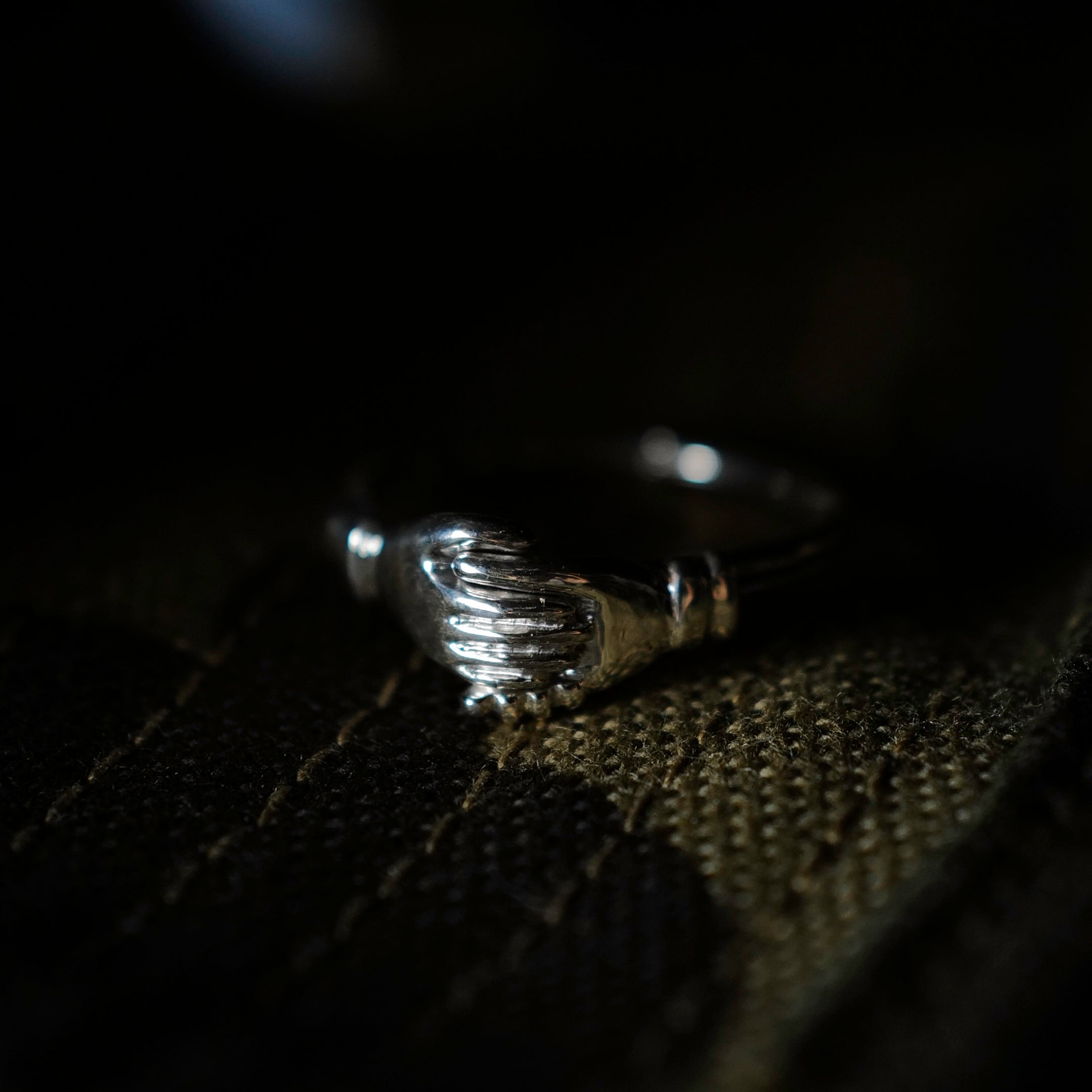 Shaking hands ring hotsell