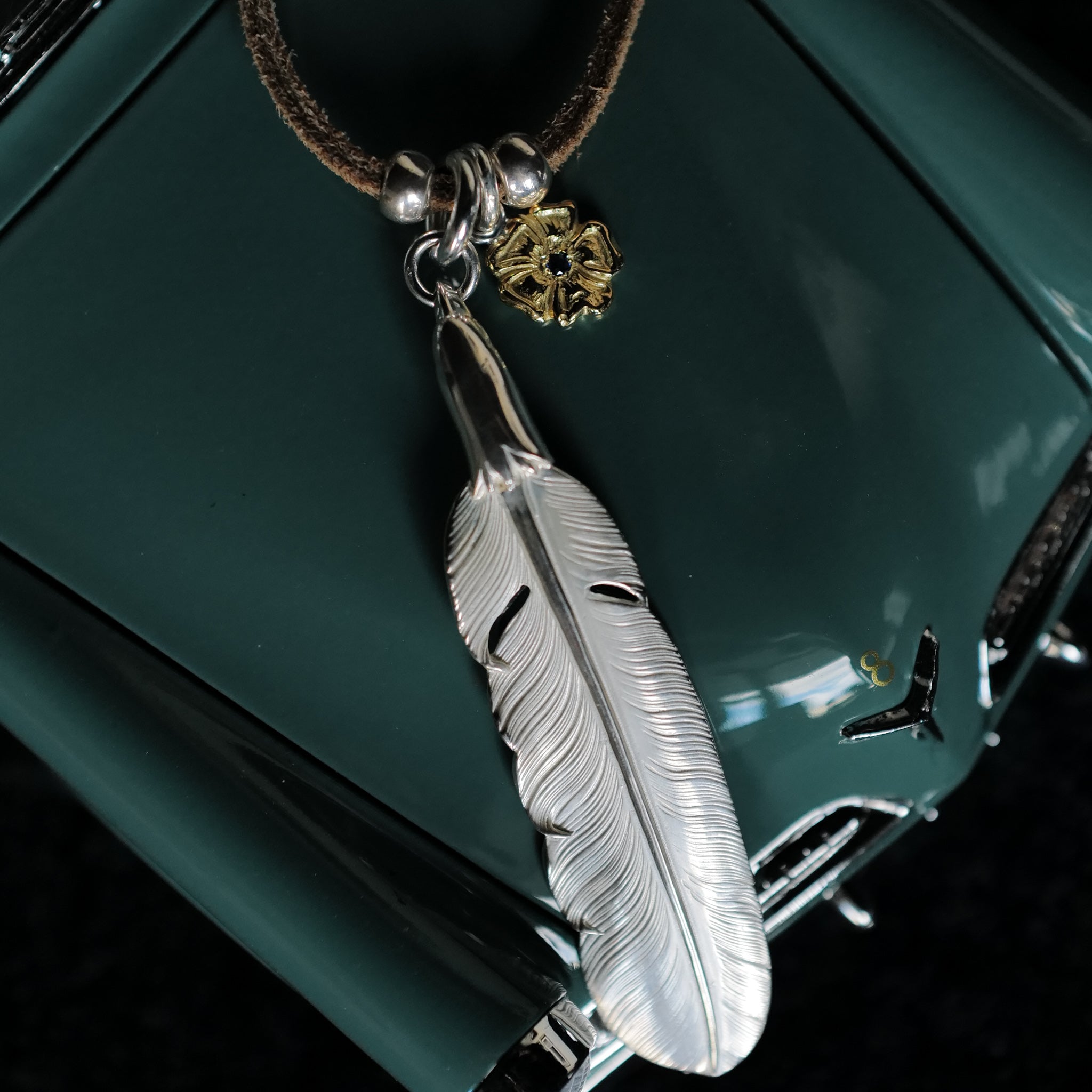 ネックレス LARRY SMITH  EAGLE HEAD FEATHER PENDANT Larry Smith Eagle Head Feather Necklace – BROGUE
