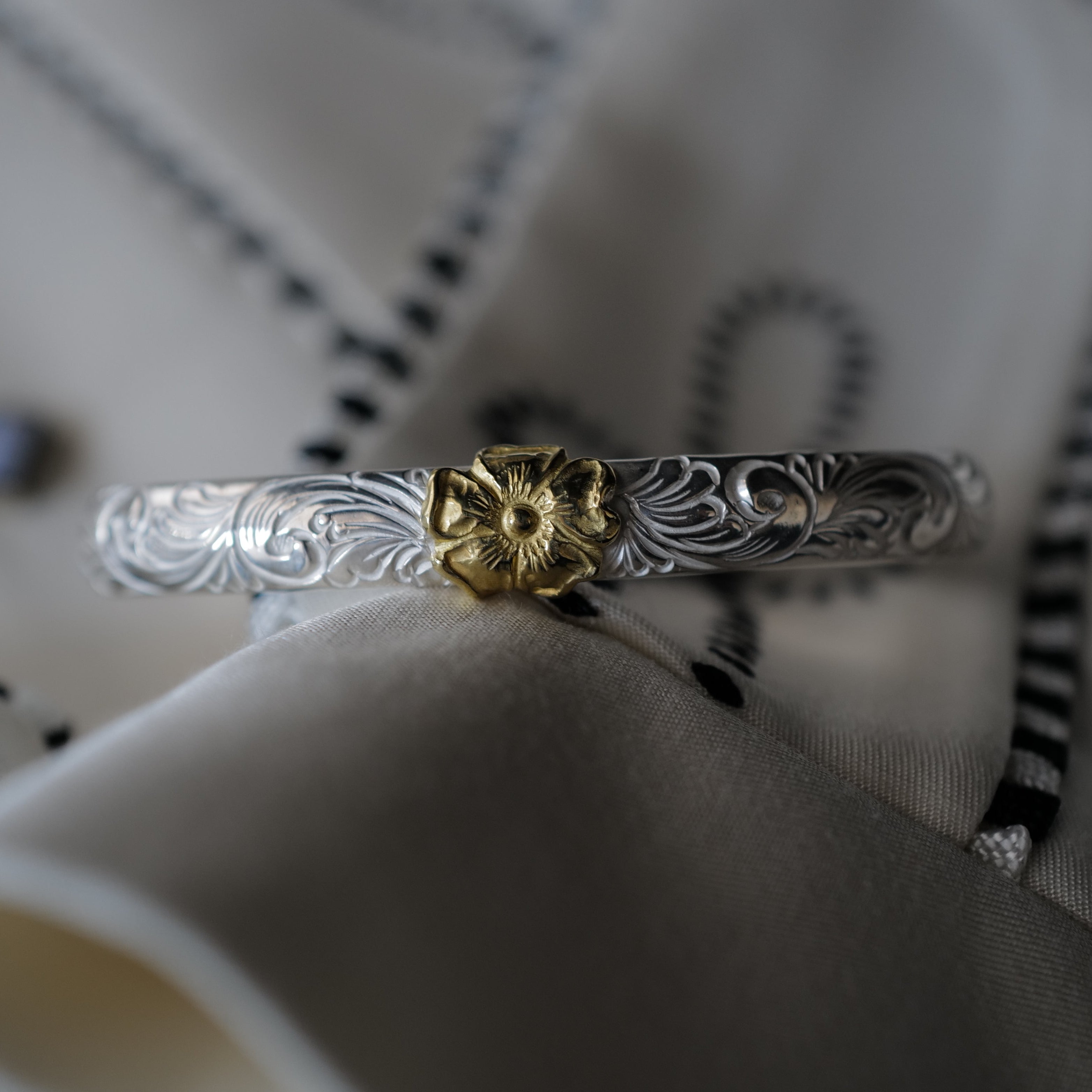 アクセサリー LARRY SMITH KARAKUSA ROSE BRACELET Larry Smith Karakusa 18k Gold Rose Bracelet – BROGUE