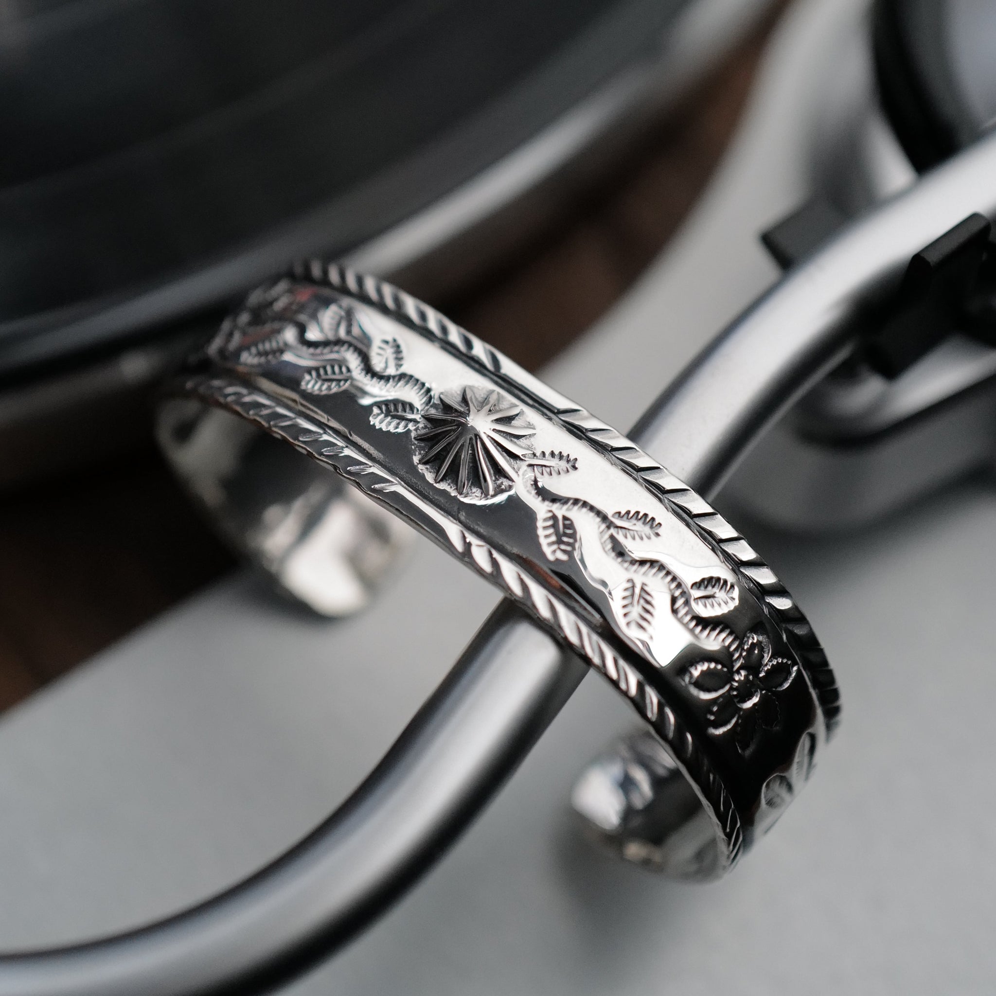 Larry Smith Shell Flower Bracelet – BROGUE