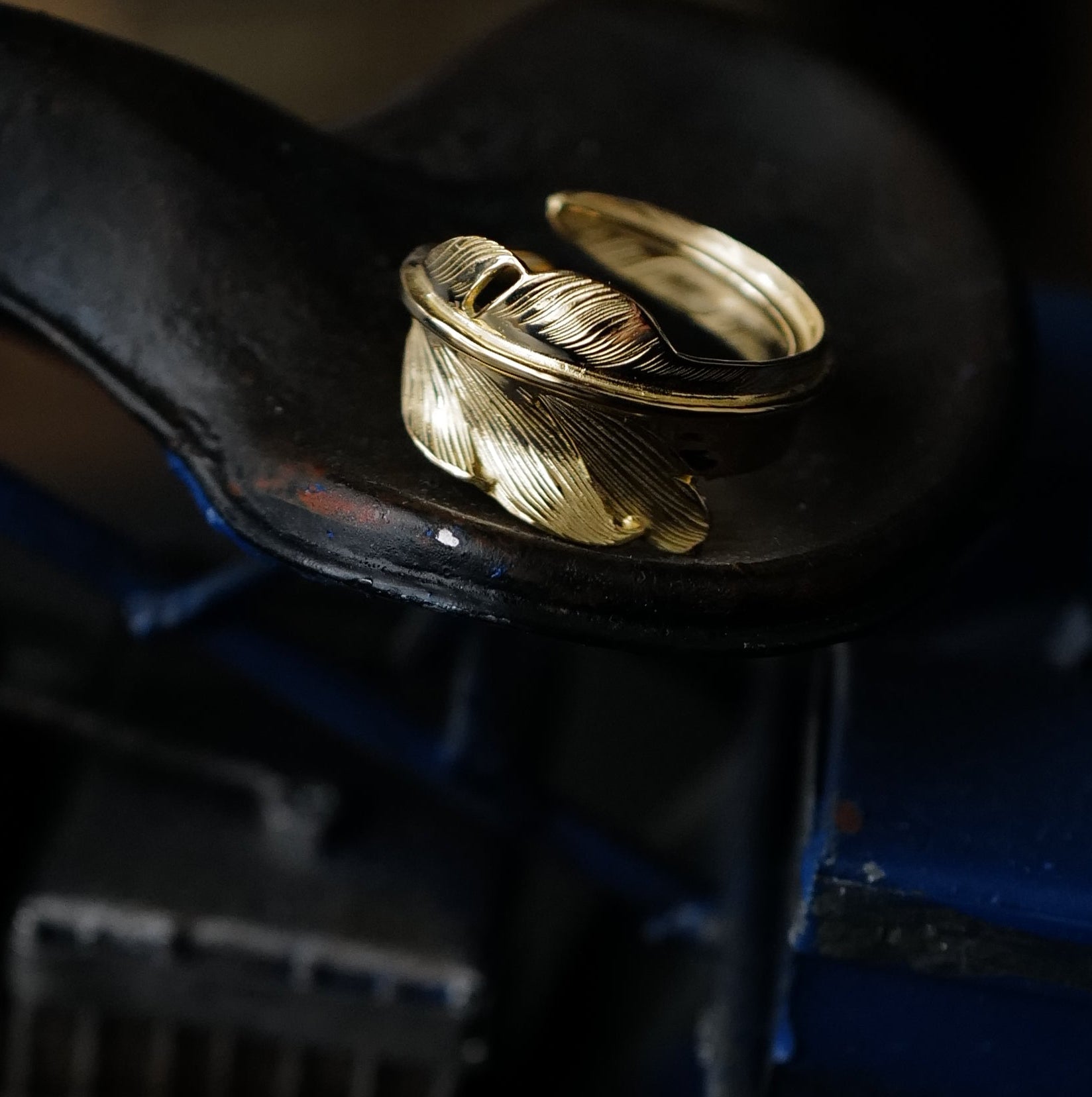 Larry Smith 18k Gold Kazekiri Feather Ring – BROGUE