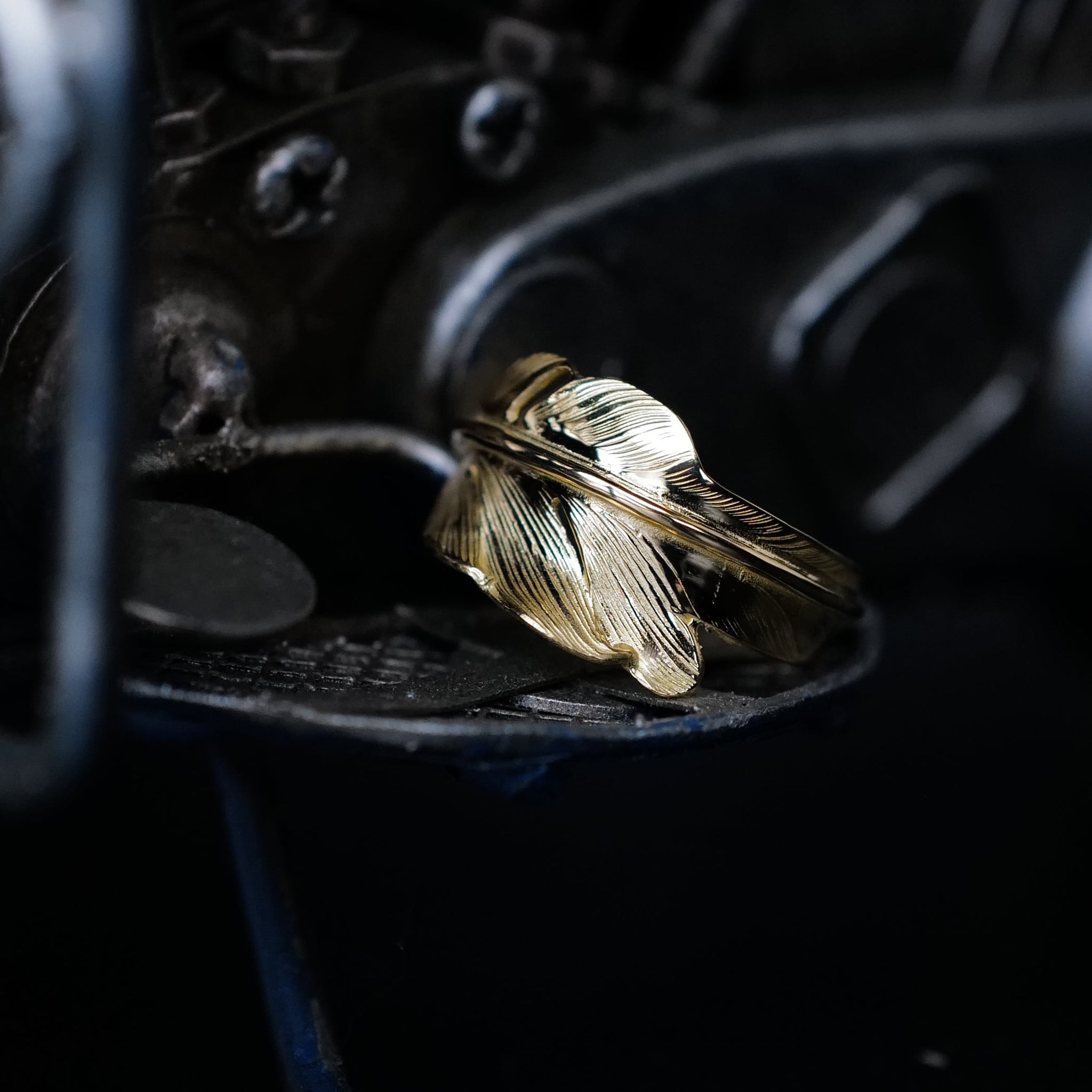 LARRYSMITH、KAZEKIRIPINKIERING Larry Smith 18k Gold Kazekiri Feather Ring – BROGUE