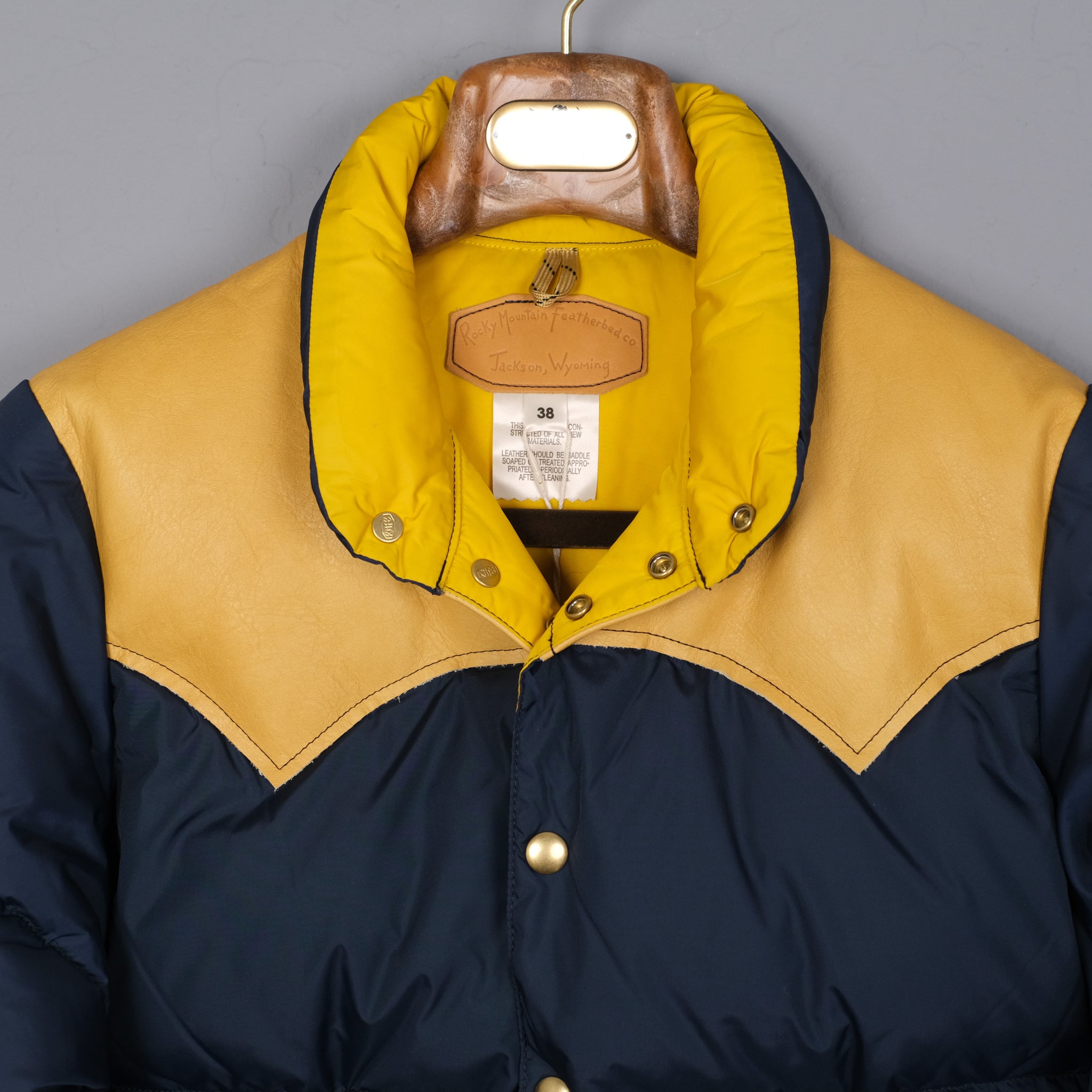 ジャケット・アウター rocky mountain leatheryoke downvest Rocky Mountain Featherbed Down Vest With Full Grin Leather